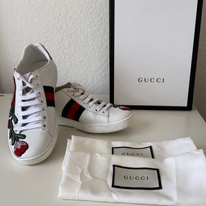 Gucci white sneaker w/ floral print  size 36